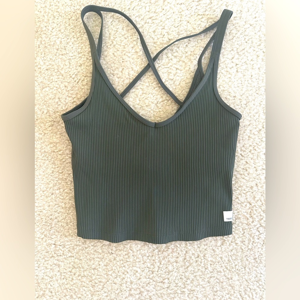 Vuori rib crop tank. Size large.